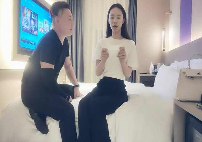 娇喘呻吟很嗲外围妹，老公操我大长腿颜值美女，翘起屁股揉捏好想要，大屁股骑坐啪啪啪声